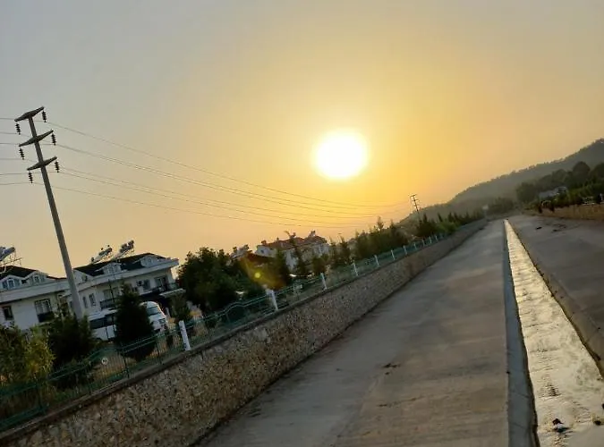 Adventurous Local Hostel Φετιγιέ