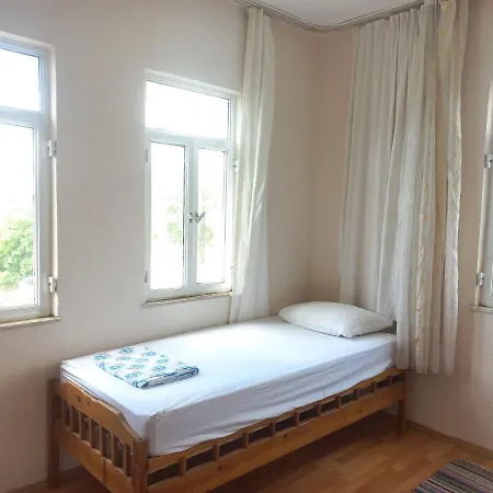 Adventurous Local אכסניה *